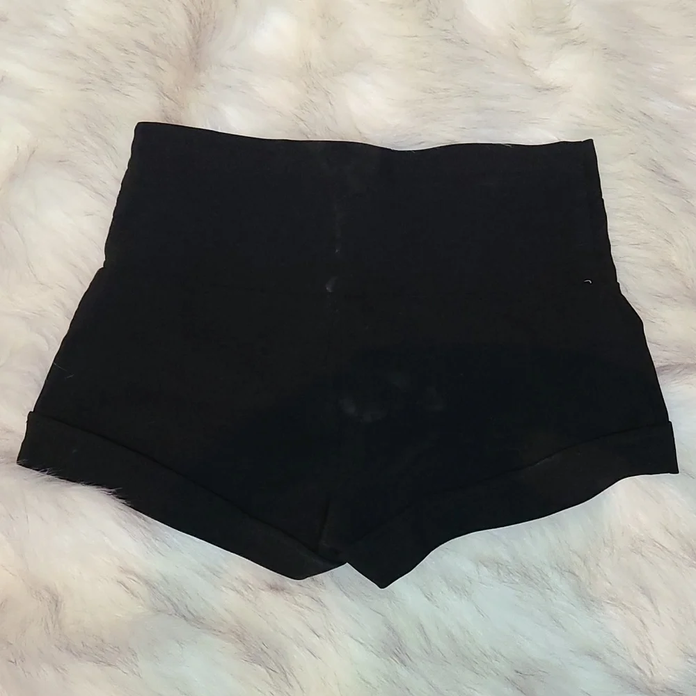 Shorts - Picture 3 of 4